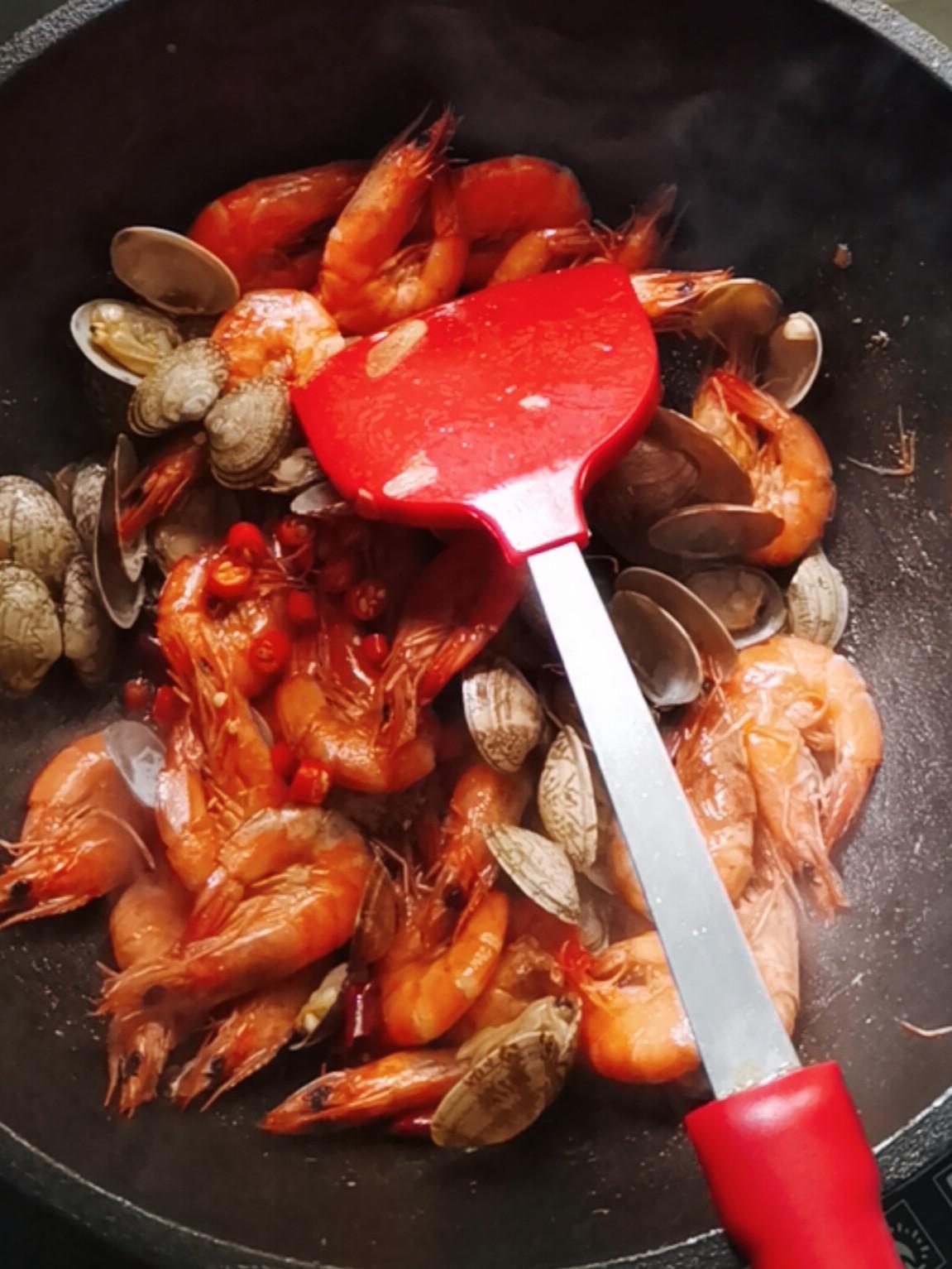 鮮蝦炒花蛤的做法-咸鮮味炒菜譜