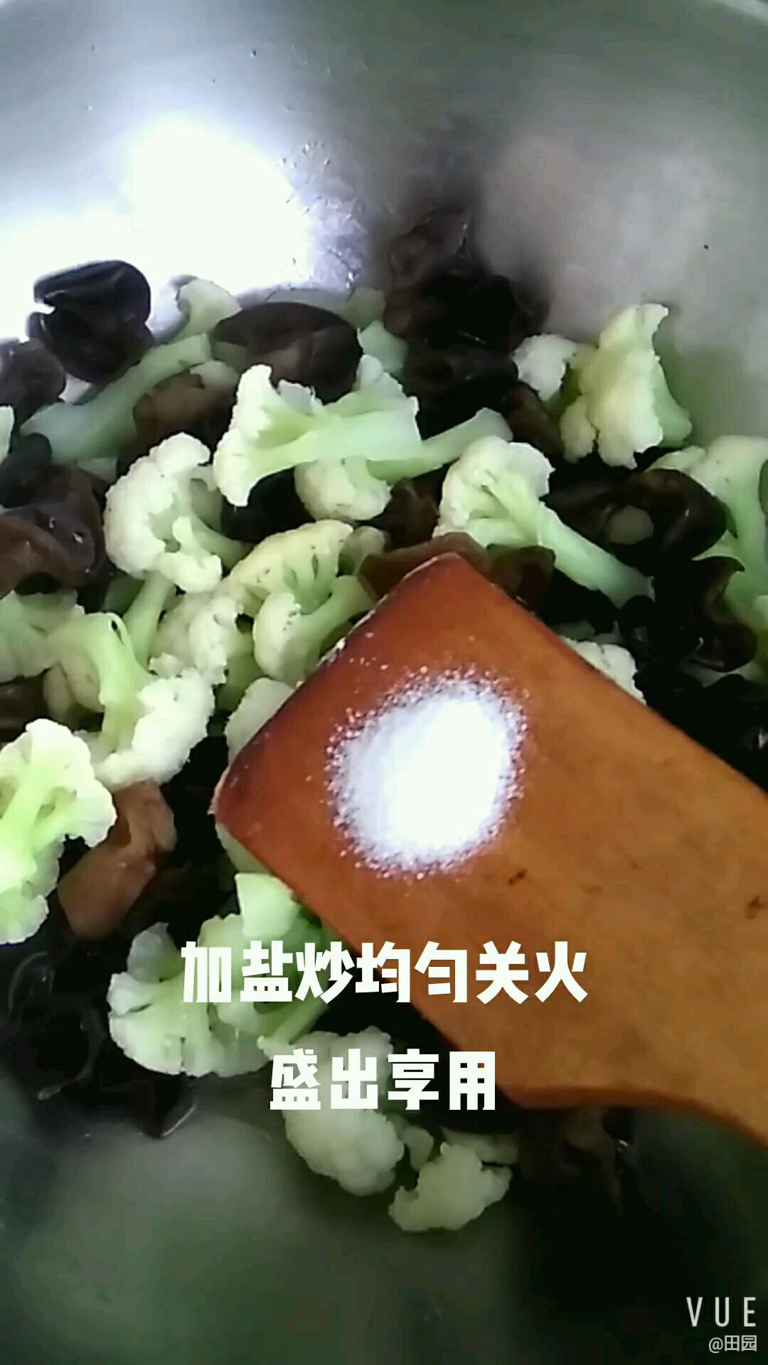 木耳炒菜花的做法-家常味炒菜譜