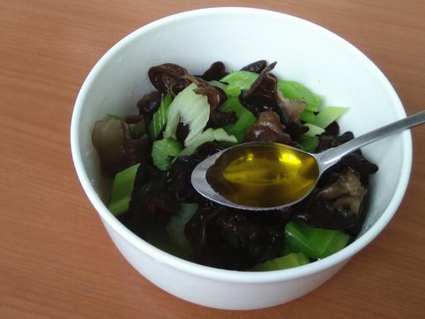 西芹拌木耳的做法-家常味拌菜譜