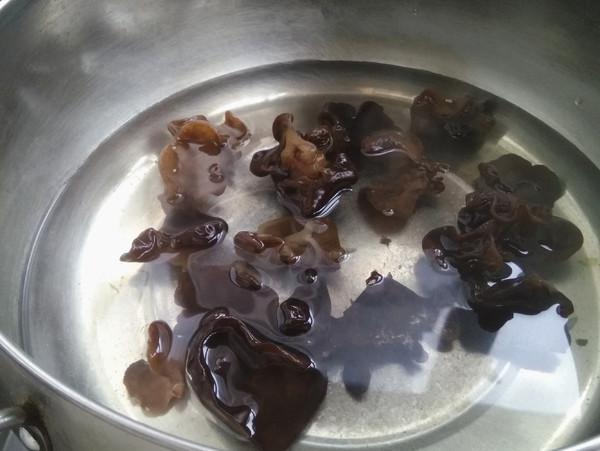 西芹拌木耳的做法-家常味拌菜譜