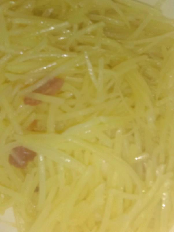 臘腸土豆絲的做法-家常味炒菜譜