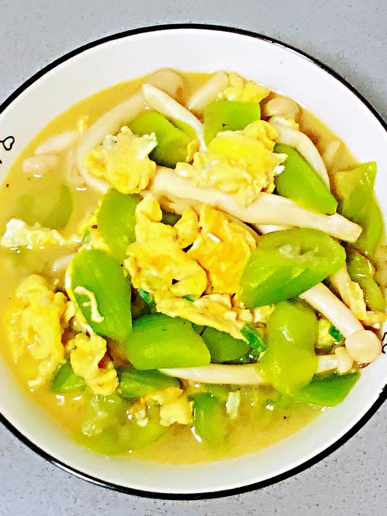 雞蛋白玉菇燜絲瓜，清淡又鮮香，簡單卻營養～的做法-咸鮮味燒菜譜