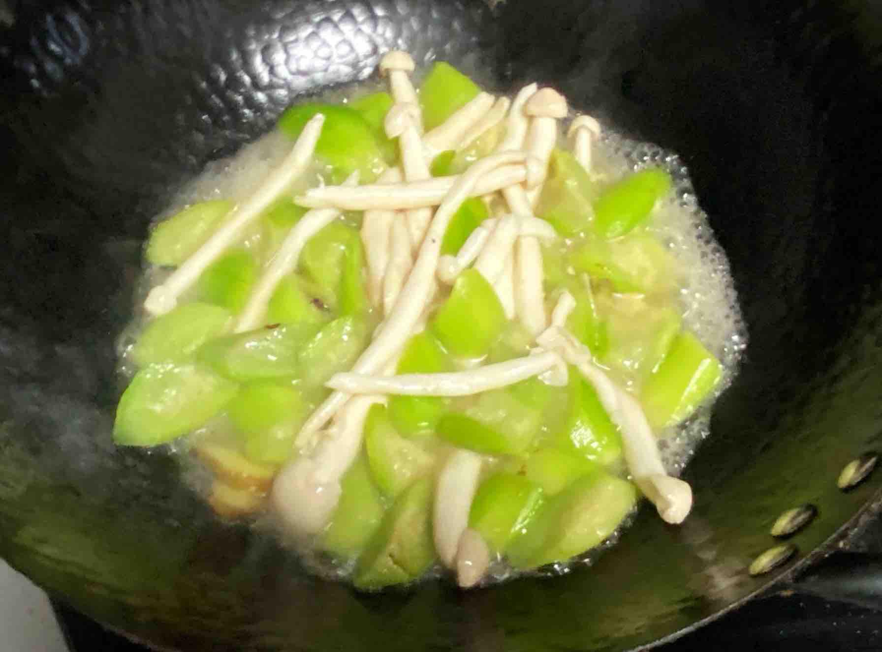 雞蛋白玉菇燜絲瓜，清淡又鮮香，簡單卻營養～的做法-咸鮮味燒菜譜