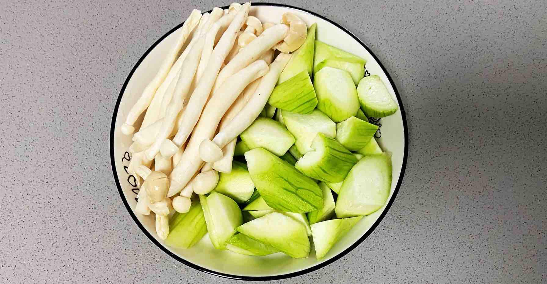 雞蛋白玉菇燜絲瓜，清淡又鮮香，簡單卻營養～的做法-咸鮮味燒菜譜