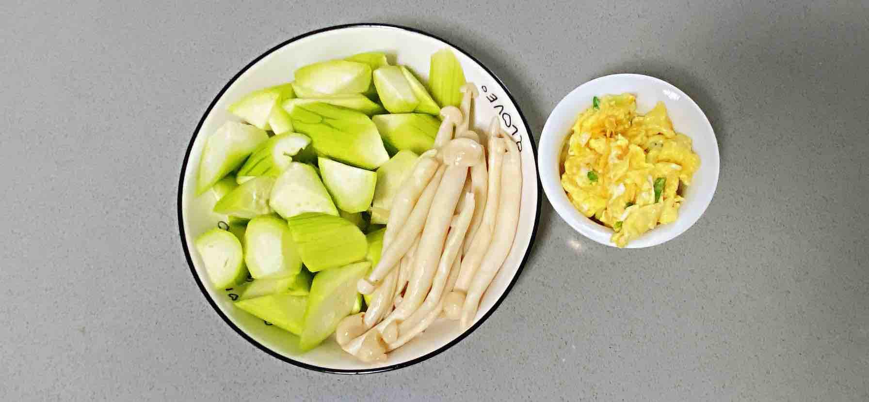 雞蛋白玉菇燜絲瓜，清淡又鮮香，簡單卻營養～的做法-咸鮮味燒菜譜