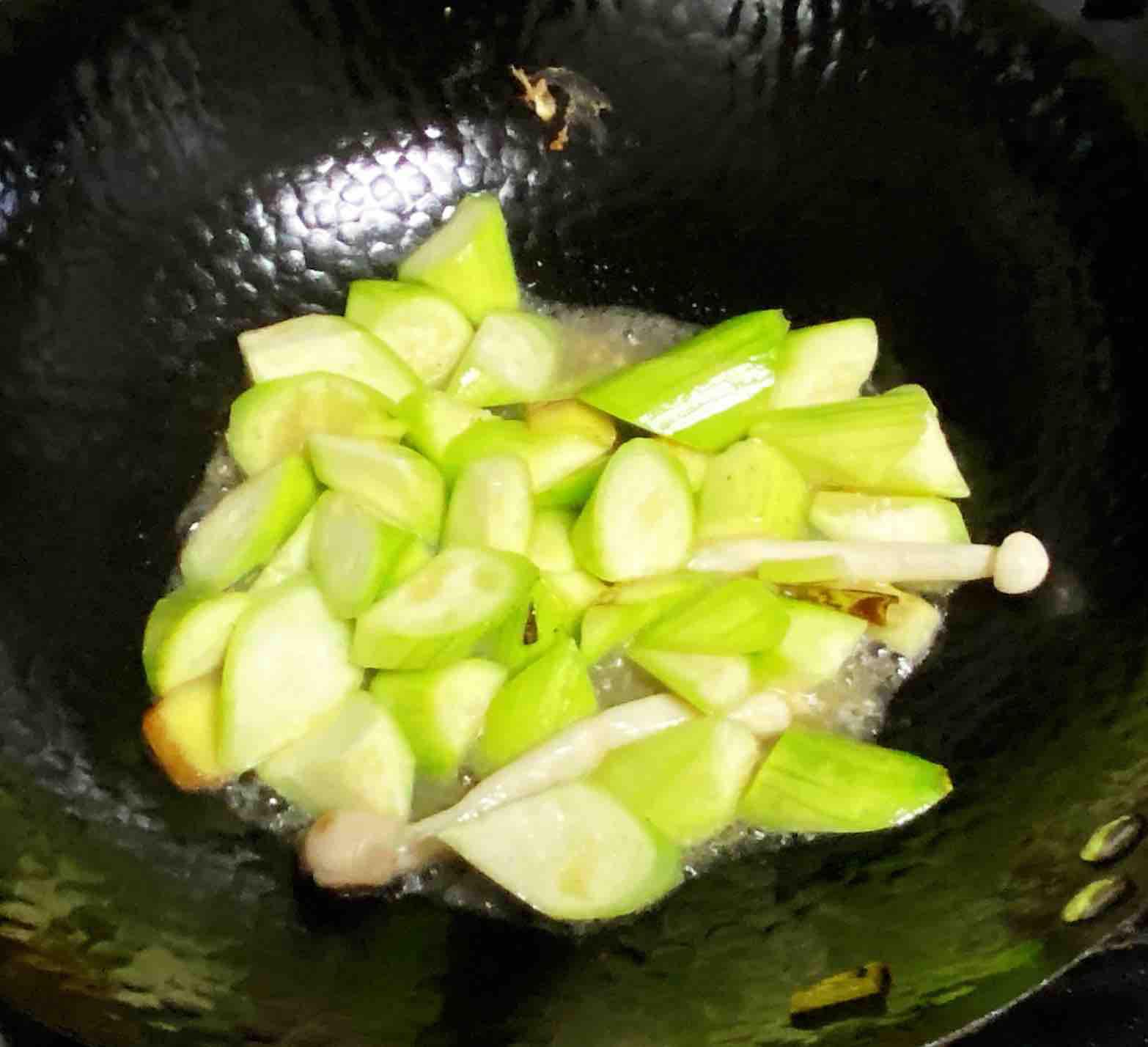 雞蛋白玉菇燜絲瓜，清淡又鮮香，簡單卻營養～的做法-咸鮮味燒菜譜