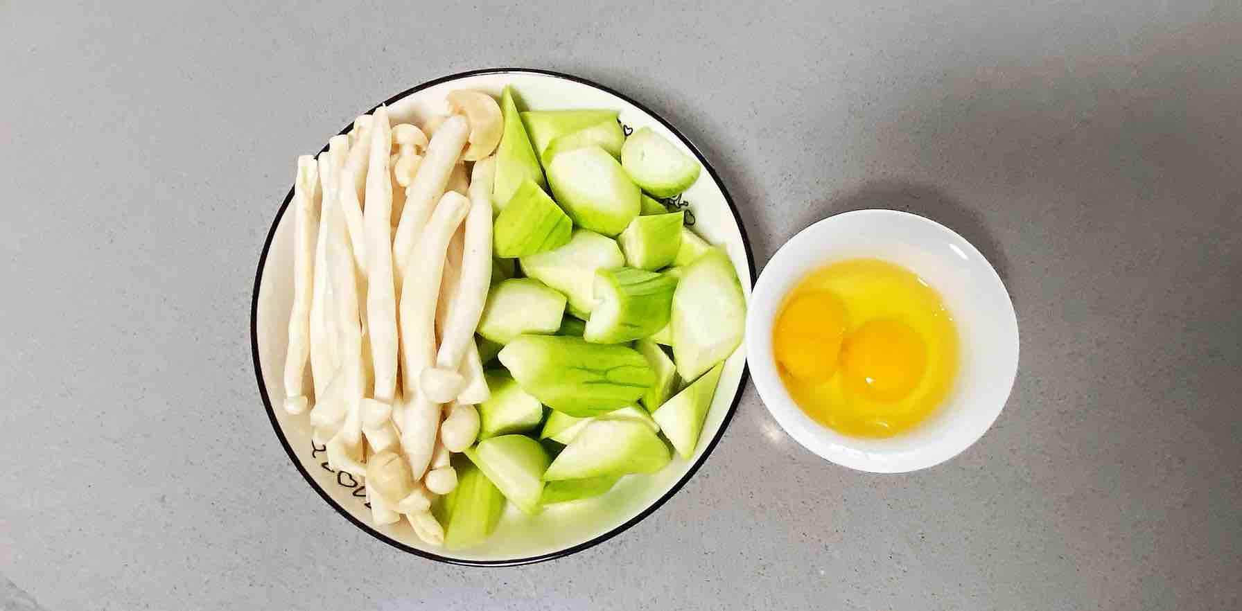 雞蛋白玉菇燜絲瓜，清淡又鮮香，簡單卻營養～的做法-咸鮮味燒菜譜