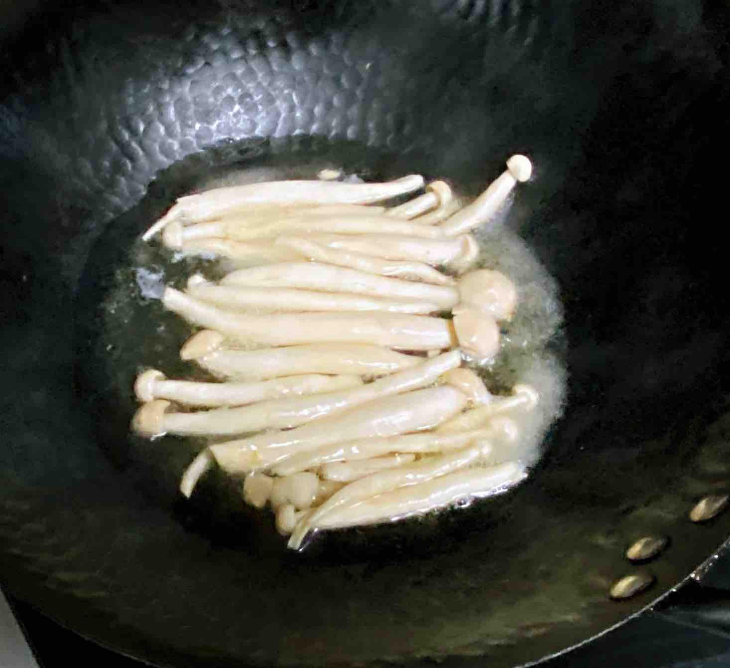 雞蛋白玉菇燜絲瓜，清淡又鮮香，簡單卻營養～的做法-咸鮮味燒菜譜