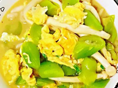 生雞蛋白玉菇燜絲瓜，口味淡又鮮美，簡易卻營養成分～的作法-咸鮮味燒菜譜