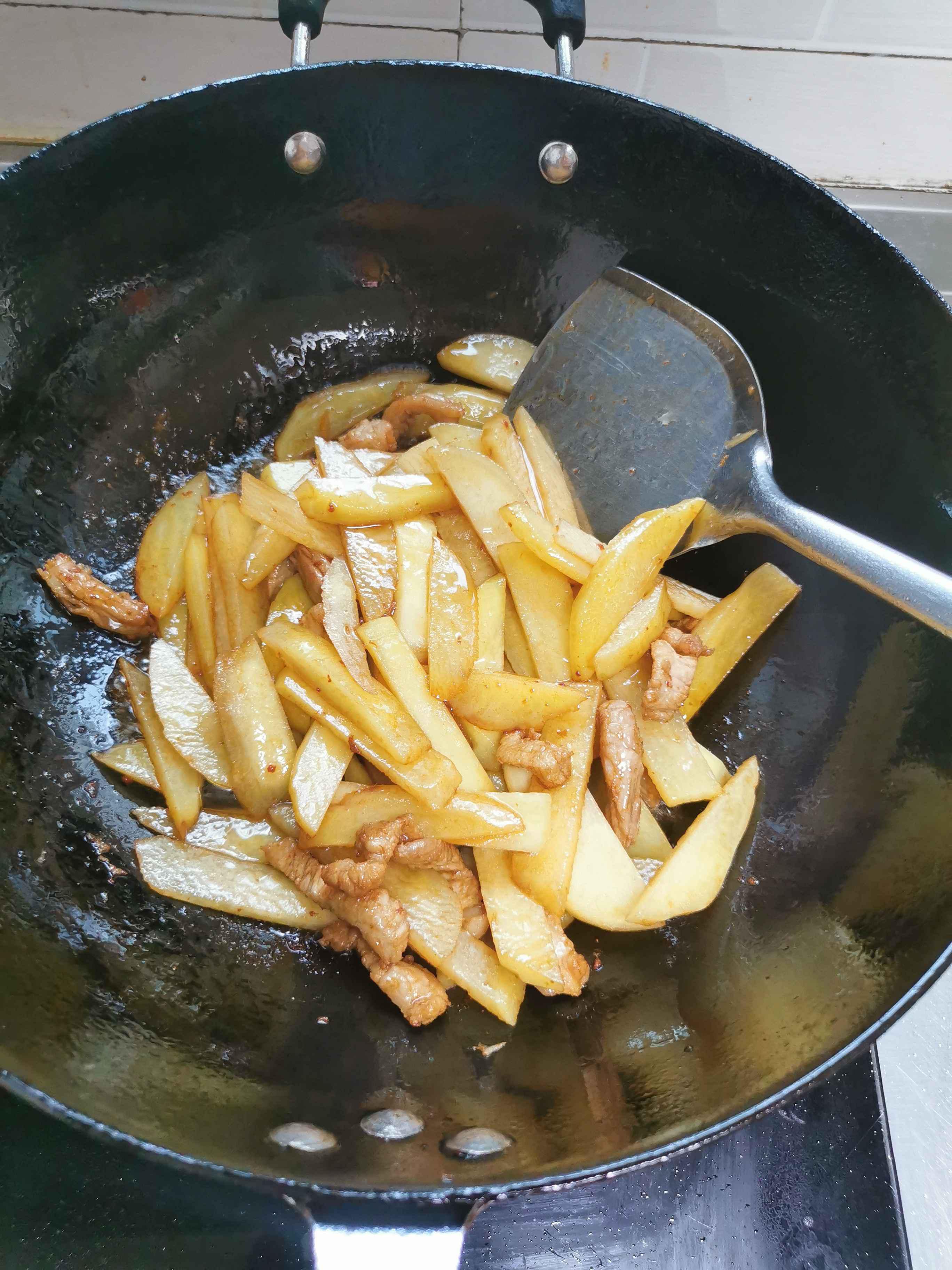 土豆炒芹菜的做法-家常味炒菜譜