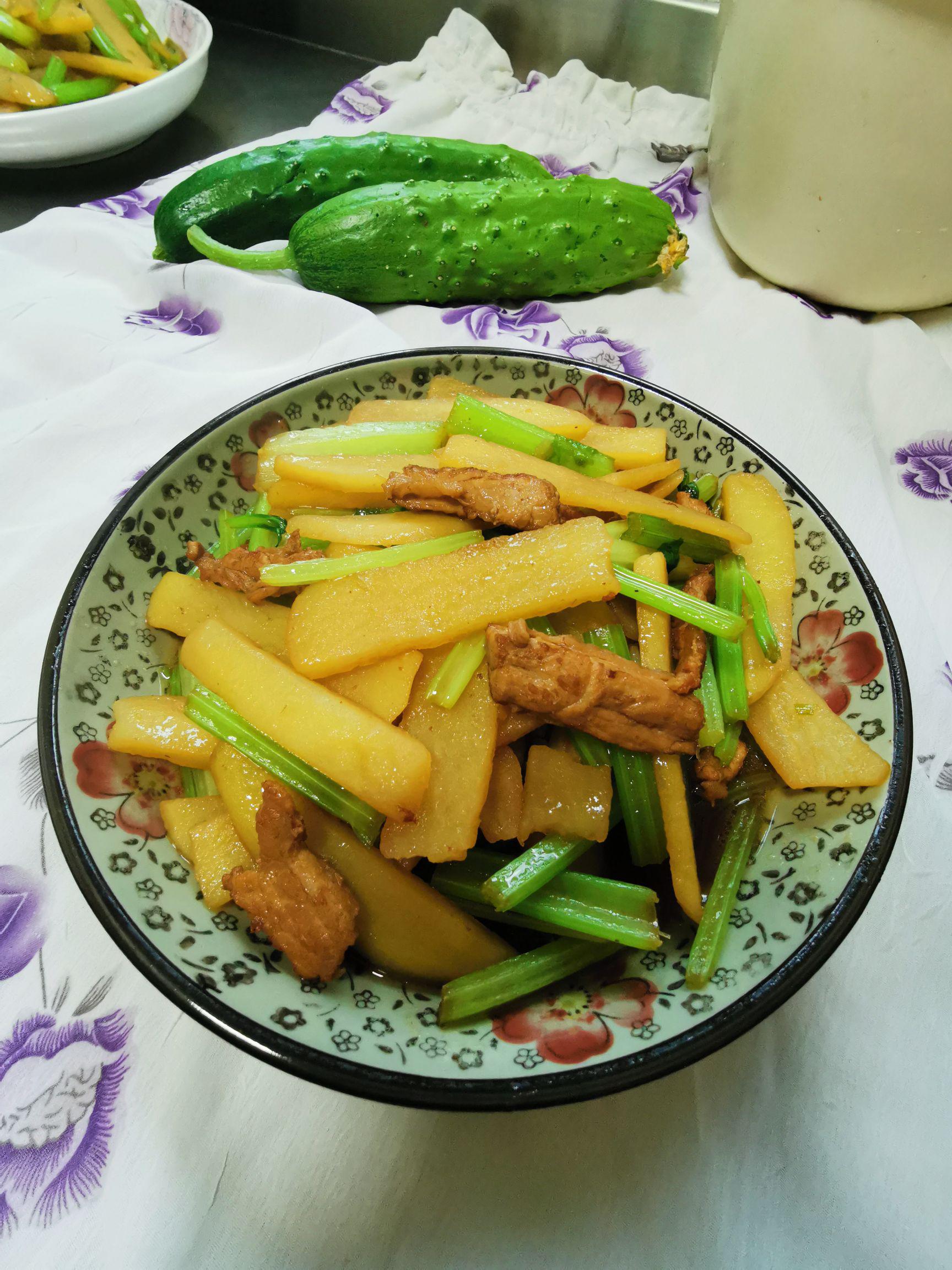 土豆炒芹菜的做法-家常味炒菜譜