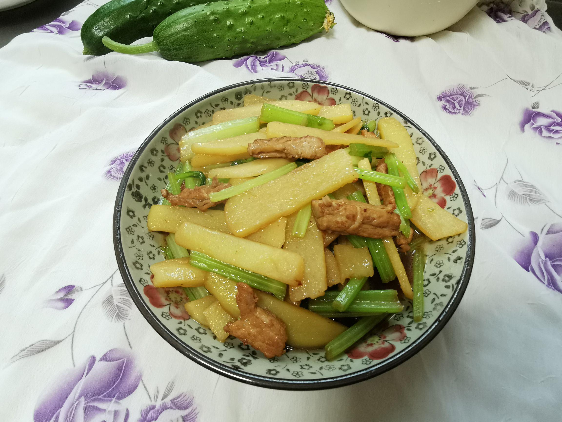 土豆炒芹菜的做法-家常味炒菜譜