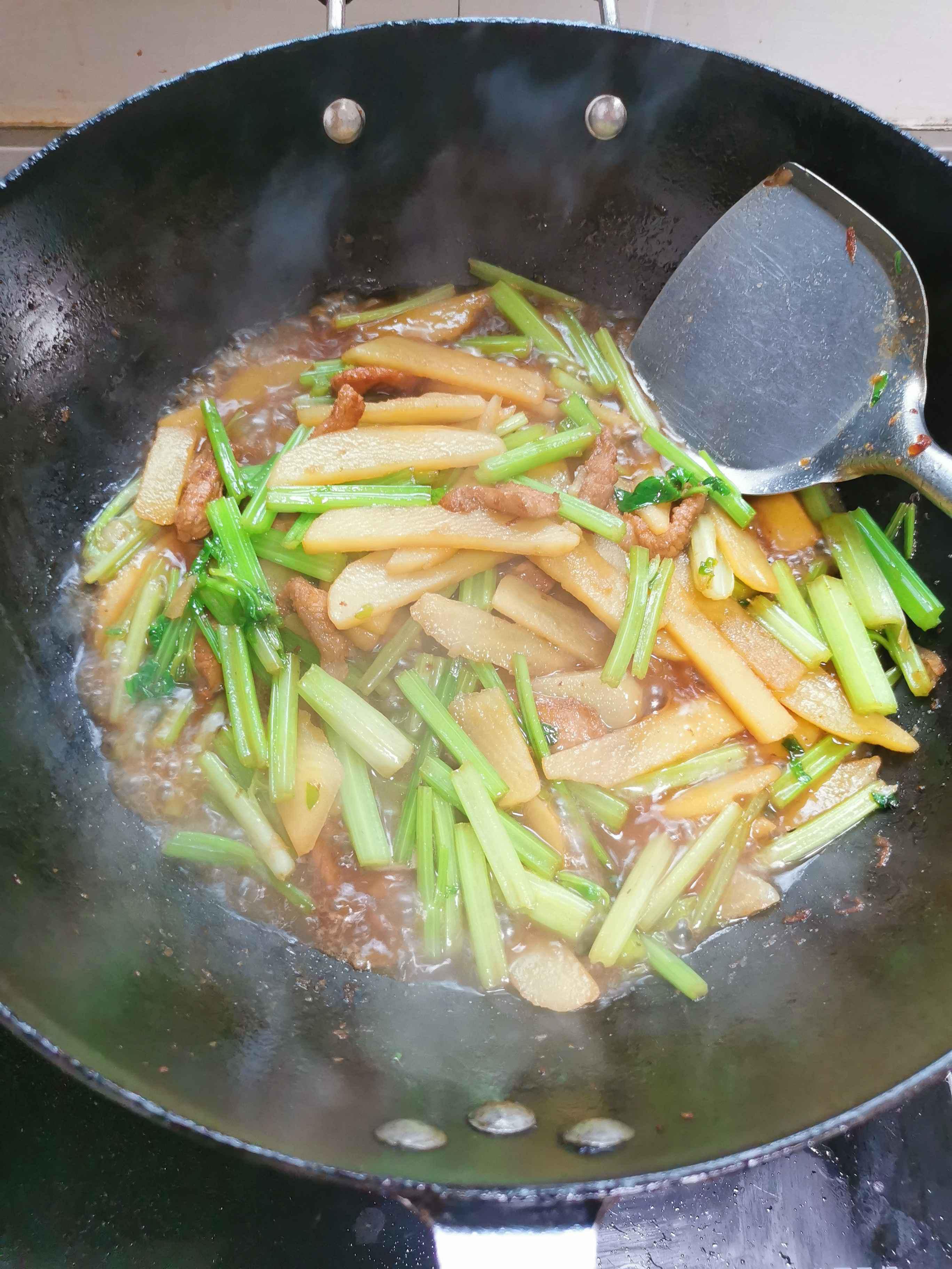 土豆炒芹菜的做法-家常味炒菜譜