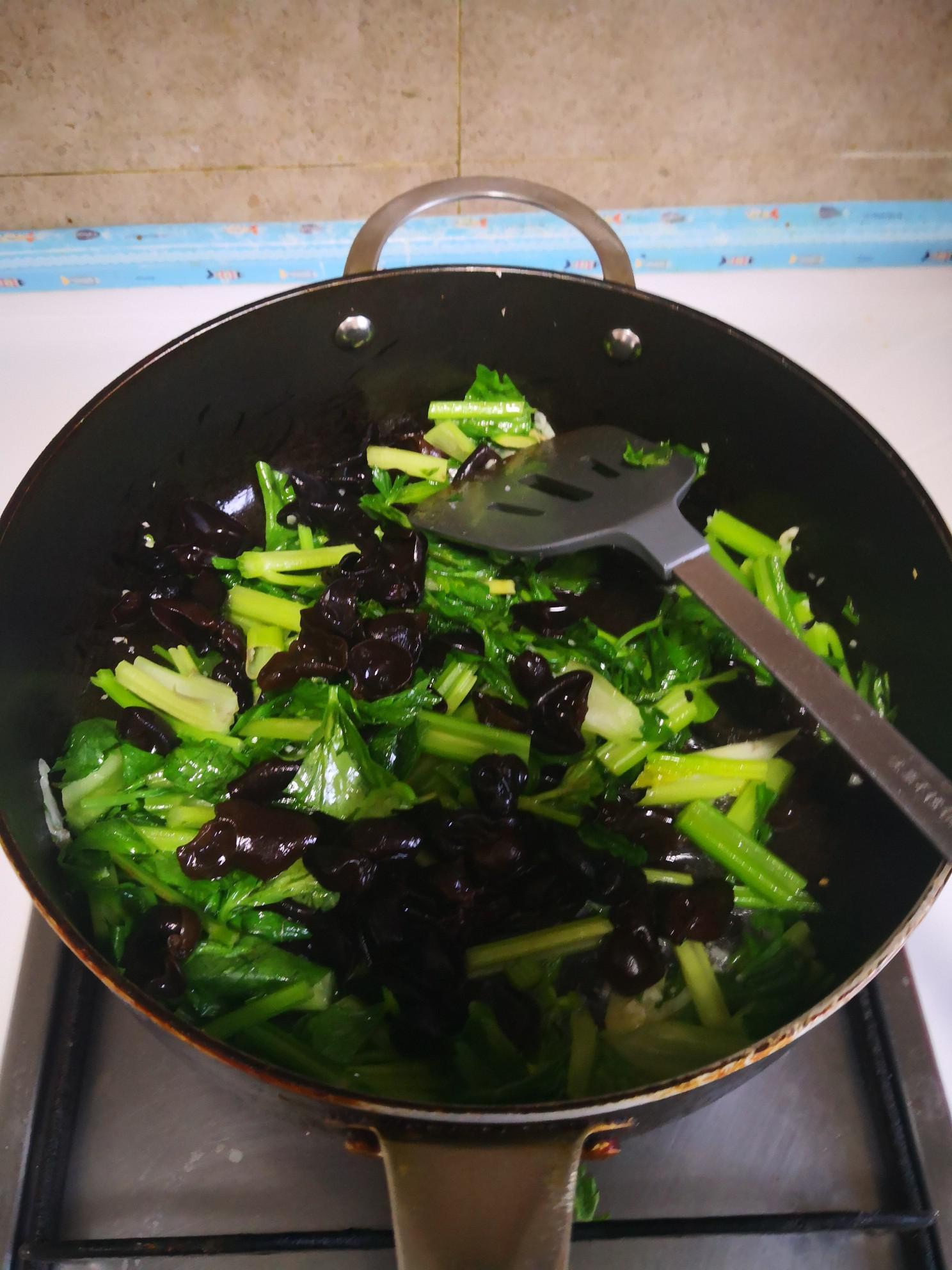 木耳炒芹菜的做法-家常味炒菜譜