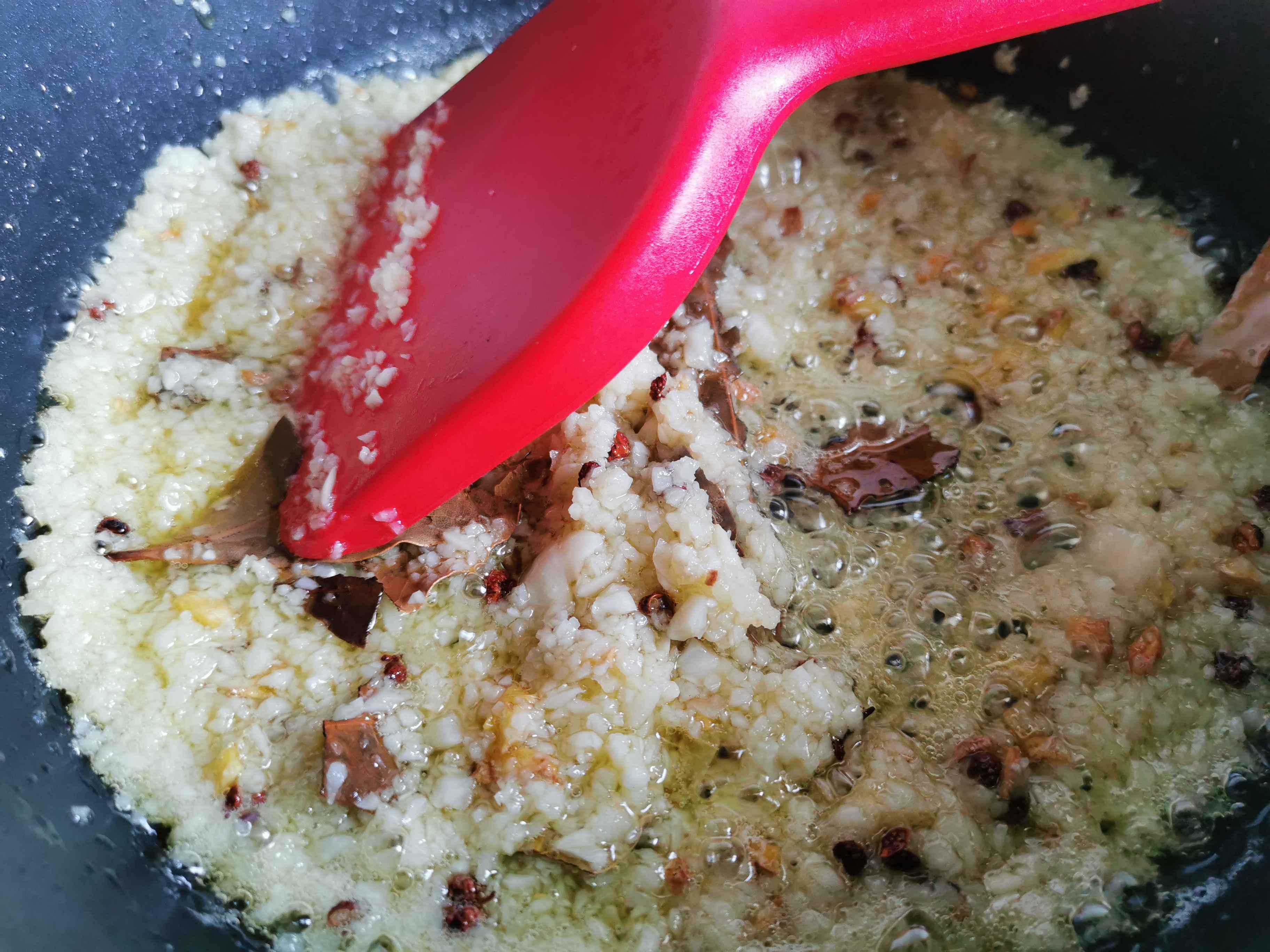 蒜蓉蝦的做法-蒜香味炒菜譜