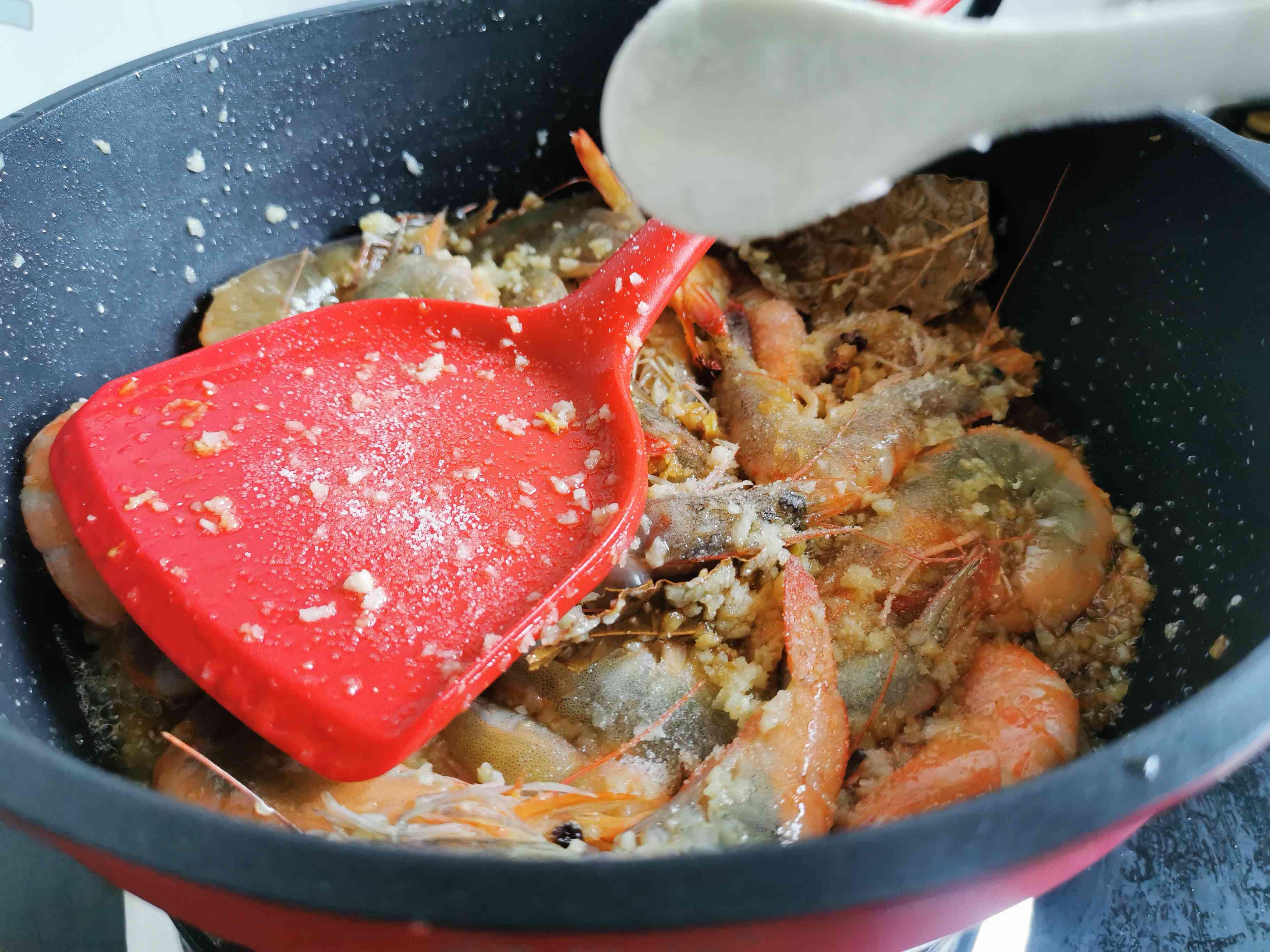 蒜蓉蝦的做法-蒜香味炒菜譜