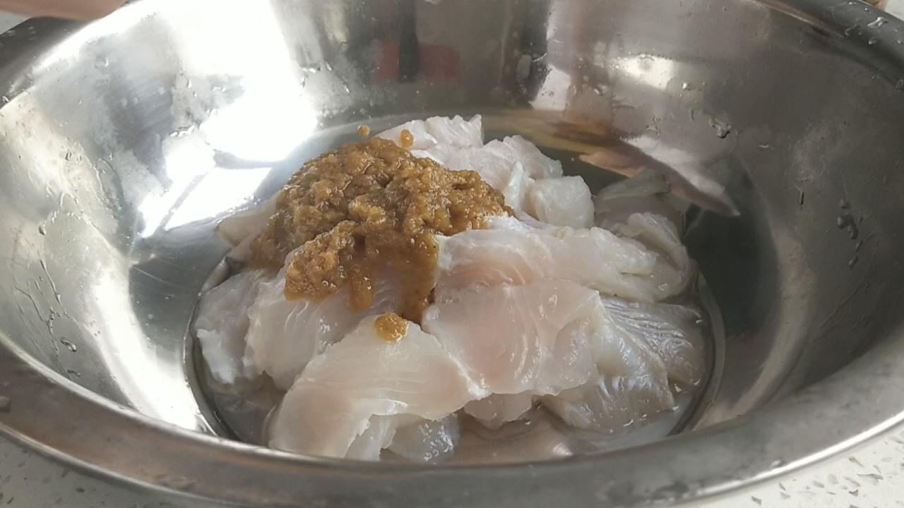 懶人酸菜龍利魚的做法-家常味煮菜譜