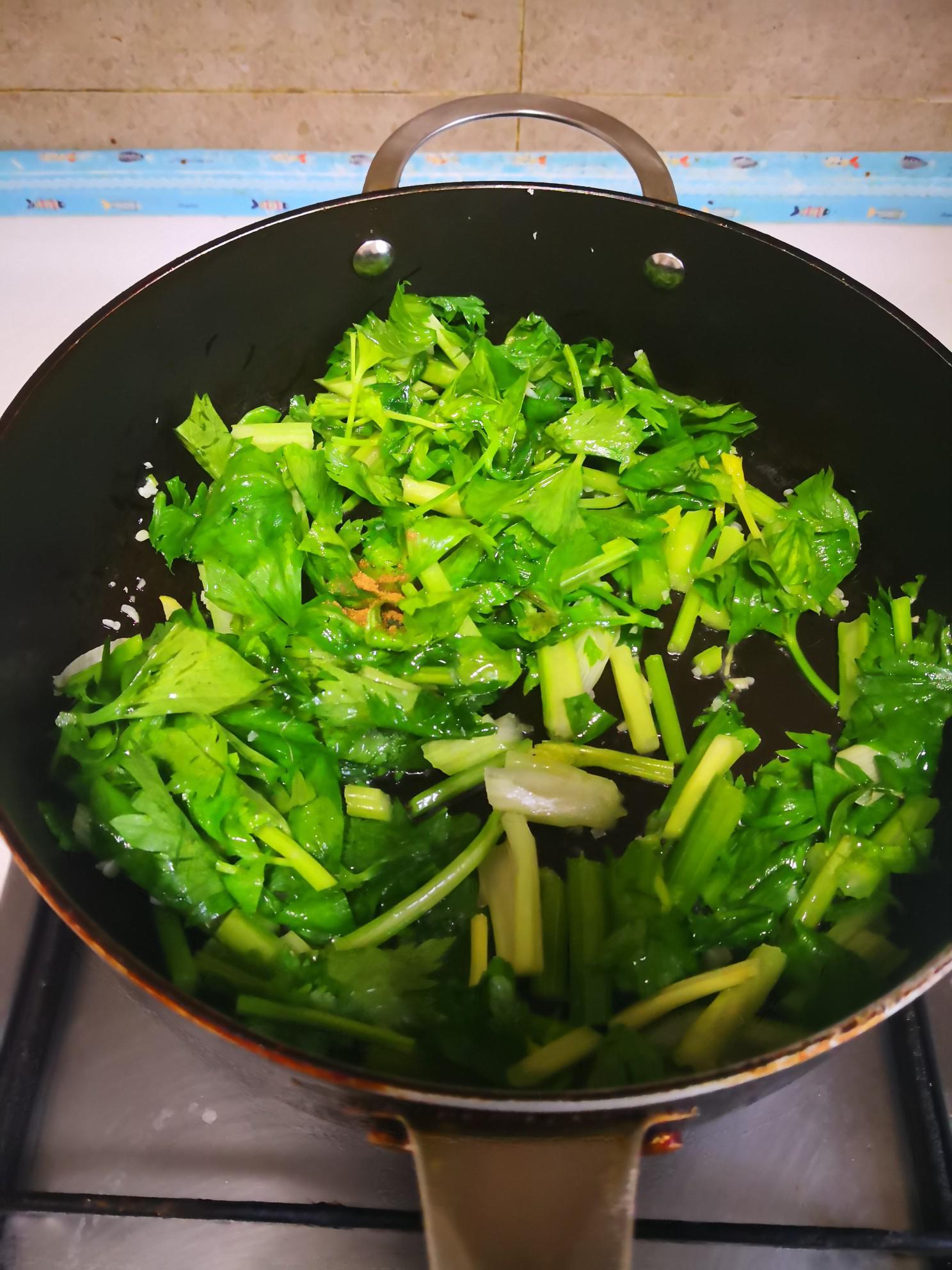 木耳炒芹菜的做法-家常味炒菜譜