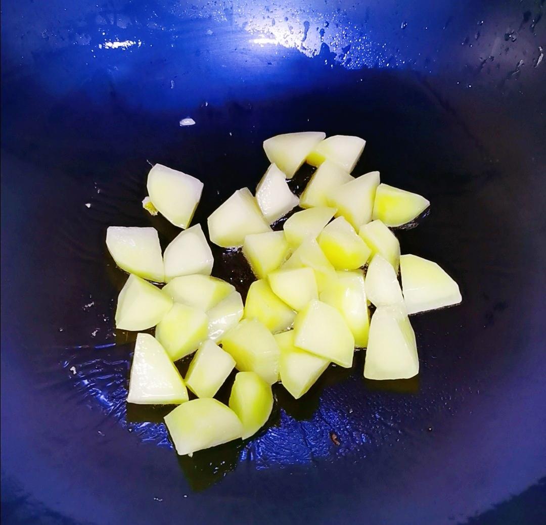 雞肉燜土豆的做法-醬香味燜菜譜