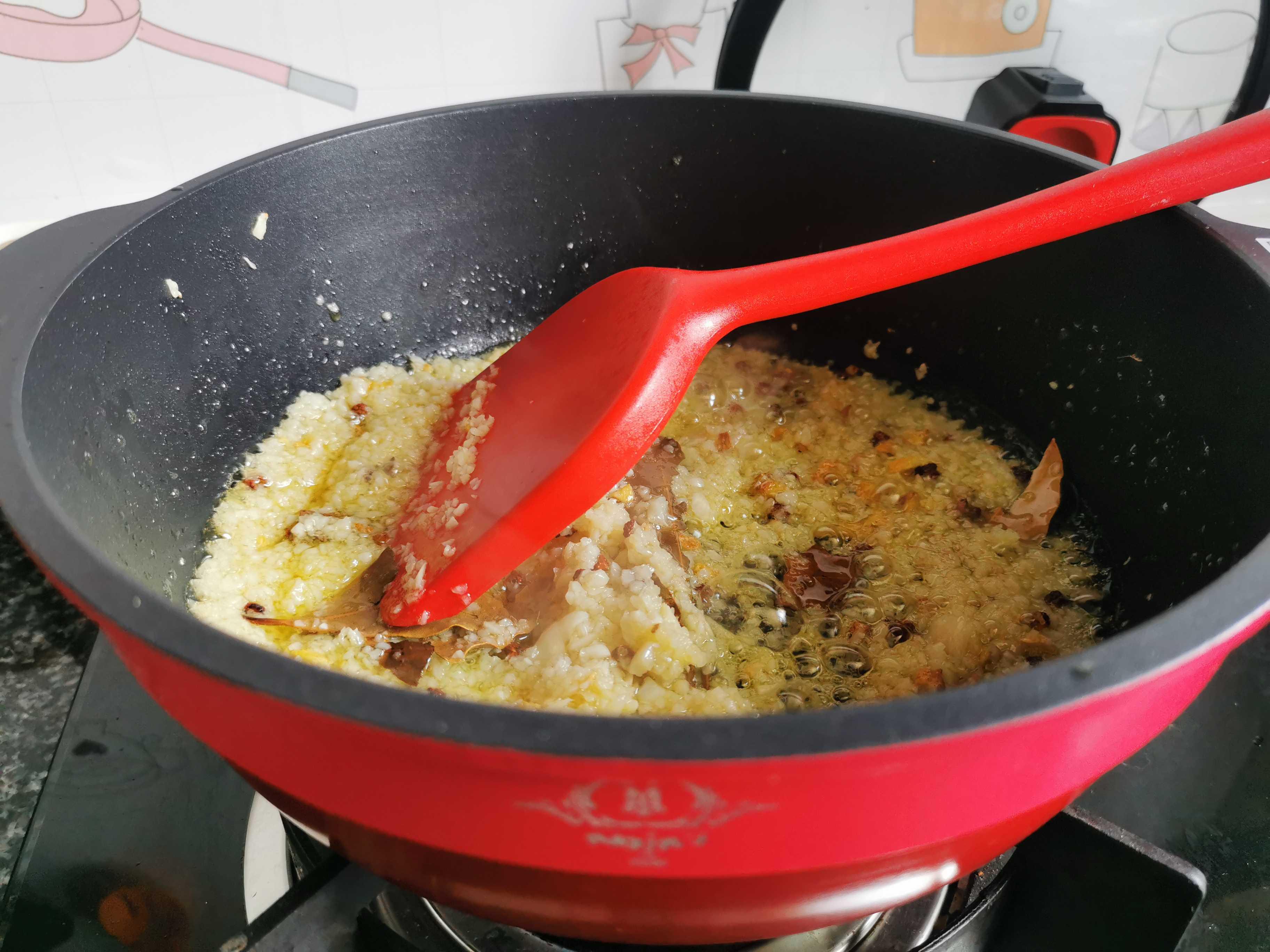 蒜蓉蝦的做法-蒜香味炒菜譜