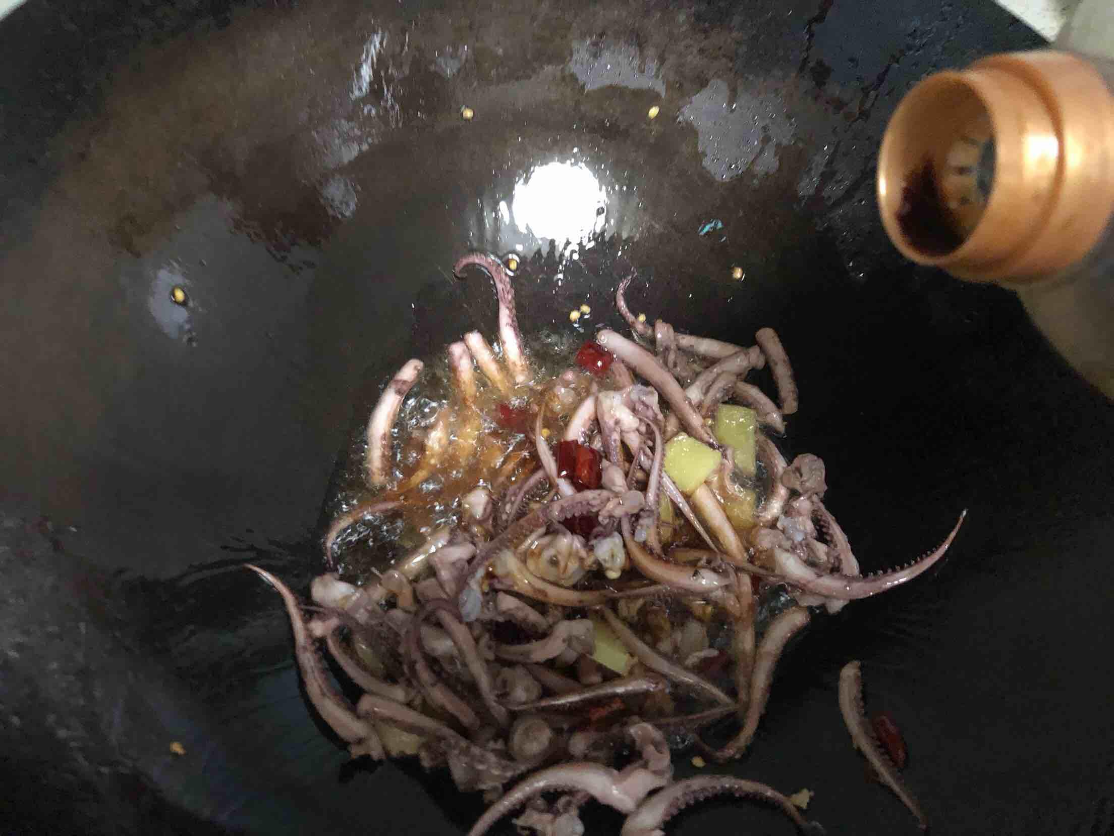 家常版炒魷魚的做法-家常味炒菜譜