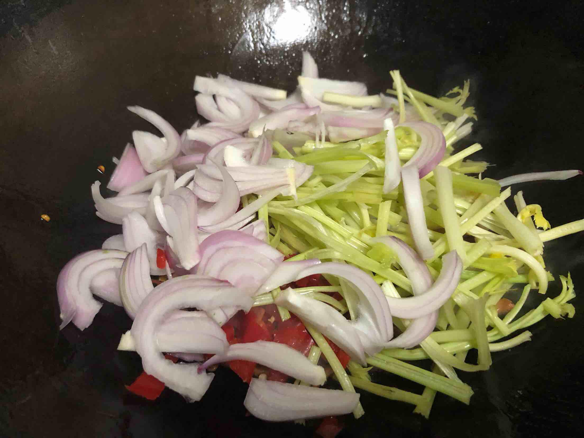 家常版炒魷魚的做法-家常味炒菜譜