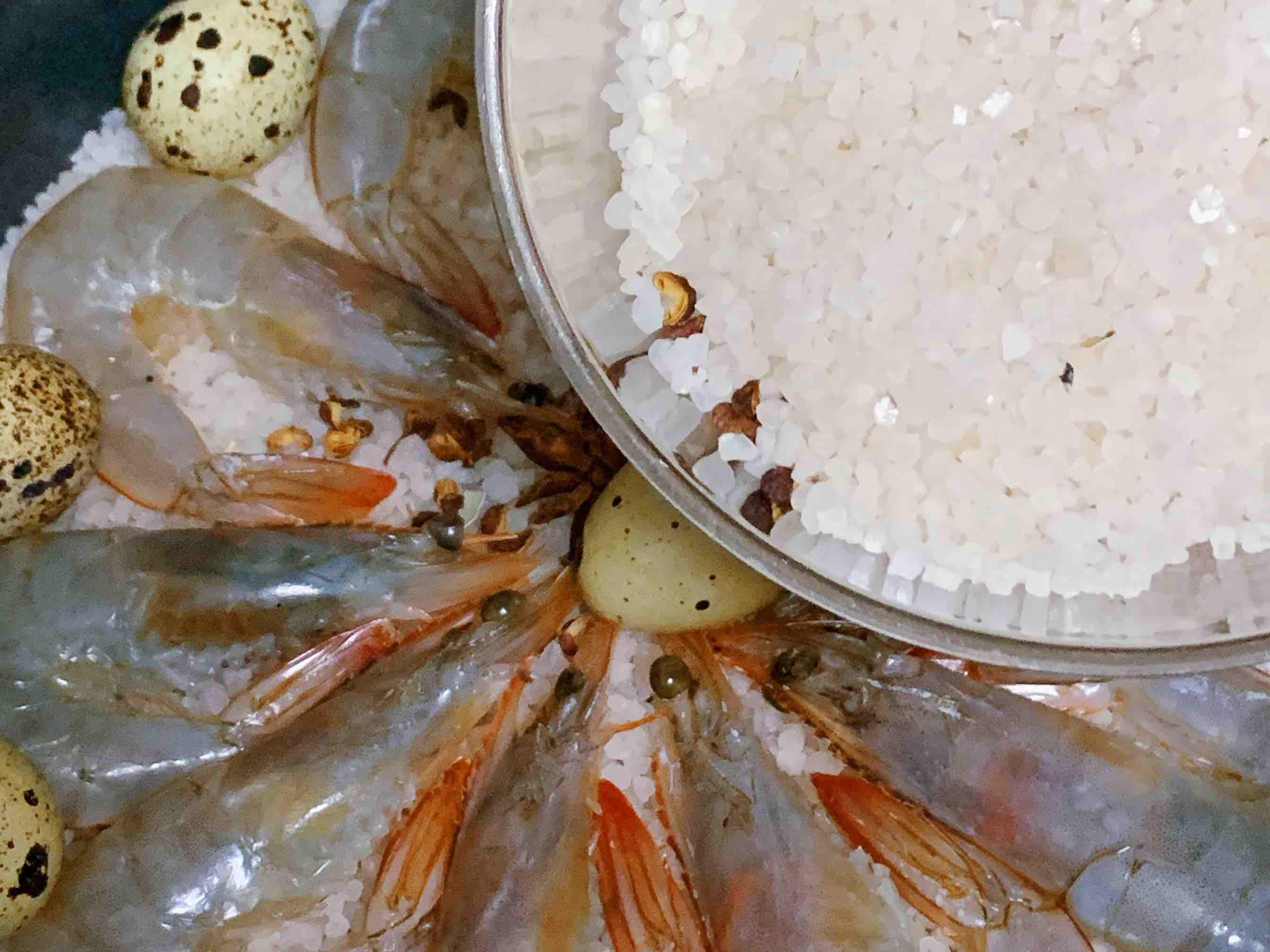 只用一包鹽，做一鍋鹽焗蝦的做法-咸鮮味烤菜譜