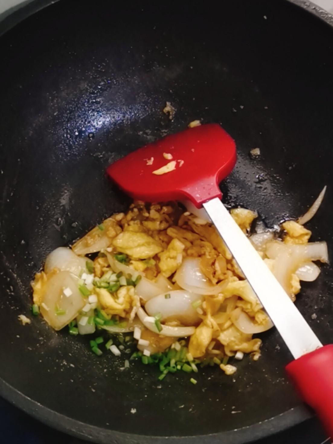 洋蔥炒蛋的做法-咸鮮味炒菜譜