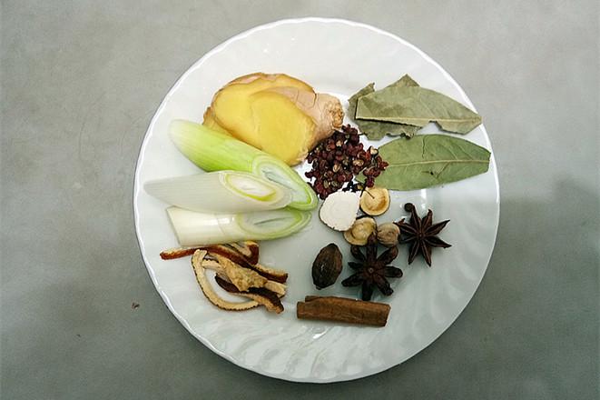 白切肘子的做法-咸鮮味煮菜譜