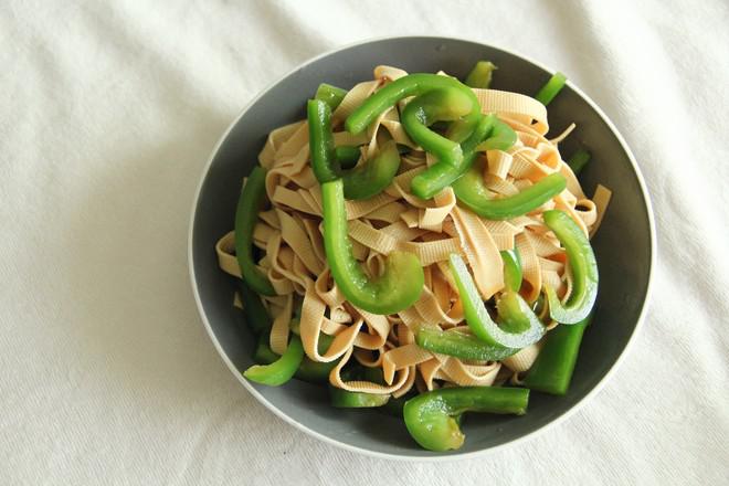 夏日清爽涼拌菜，青椒拌千張，爽口不膩的做法-咸鮮味拌菜譜