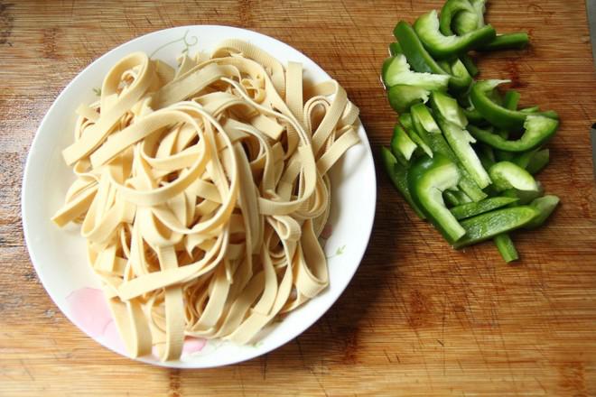 夏日清爽涼拌菜，青椒拌千張，爽口不膩的做法-咸鮮味拌菜譜