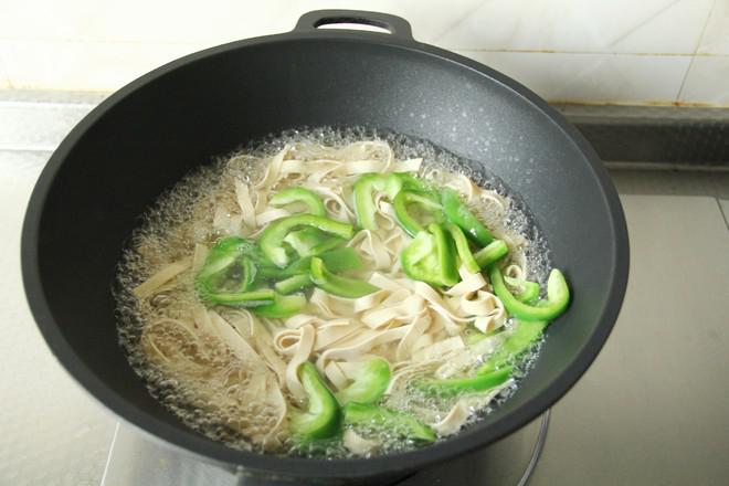 夏日清爽涼拌菜，青椒拌千張，爽口不膩的做法-咸鮮味拌菜譜