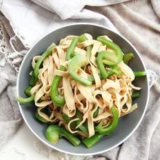 夏季清新涼拌菜，青椒拌千張，爽口不油膩的作法-咸鮮味拌菜譜