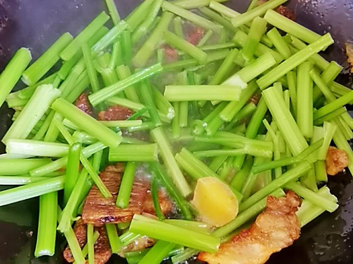 呼倫貝爾特色手把肉二次加工-芹菜炒牛肉，芹菜脆嫩，牛肉鮮美，家常做法好吃下飯的做法-咸鮮味炒菜譜