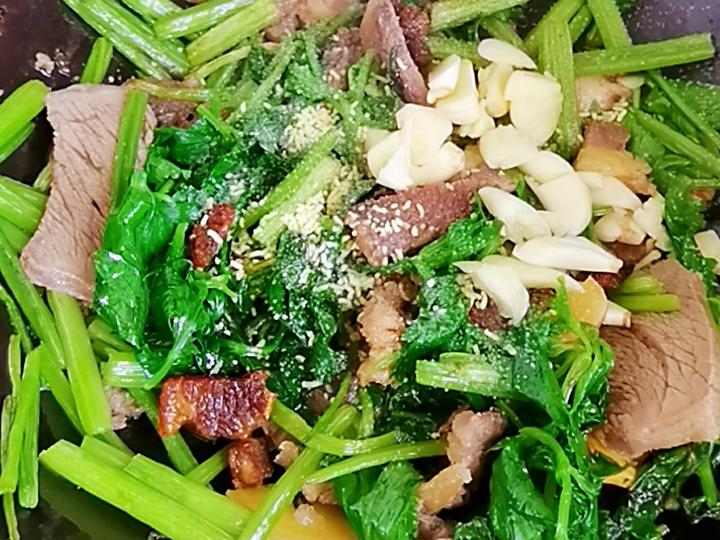 呼倫貝爾特色手把肉二次加工-芹菜炒牛肉，芹菜脆嫩，牛肉鮮美，家常做法好吃下飯的做法-咸鮮味炒菜譜