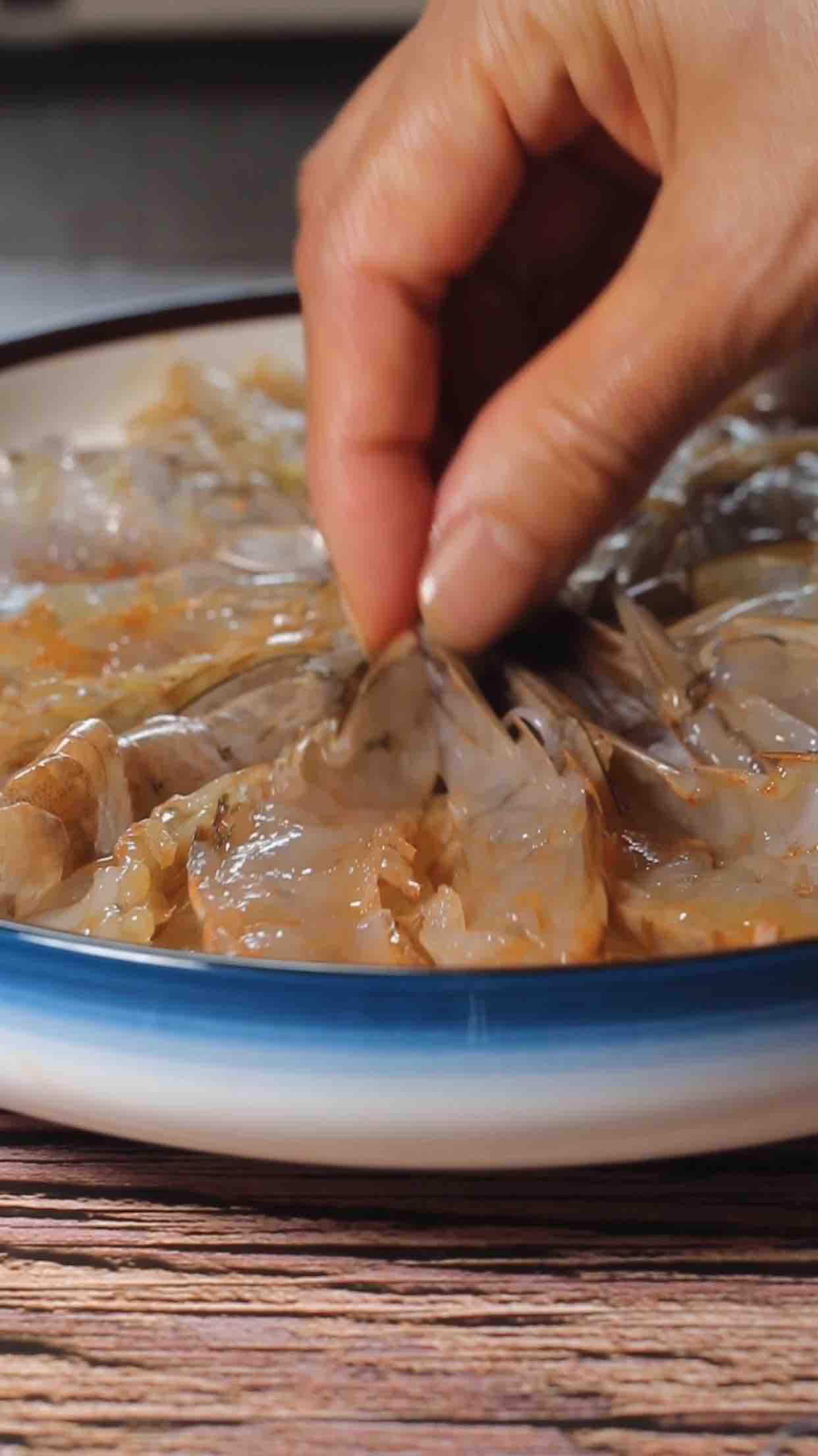 劈腿大蝦的做法-咸鮮味蒸菜譜