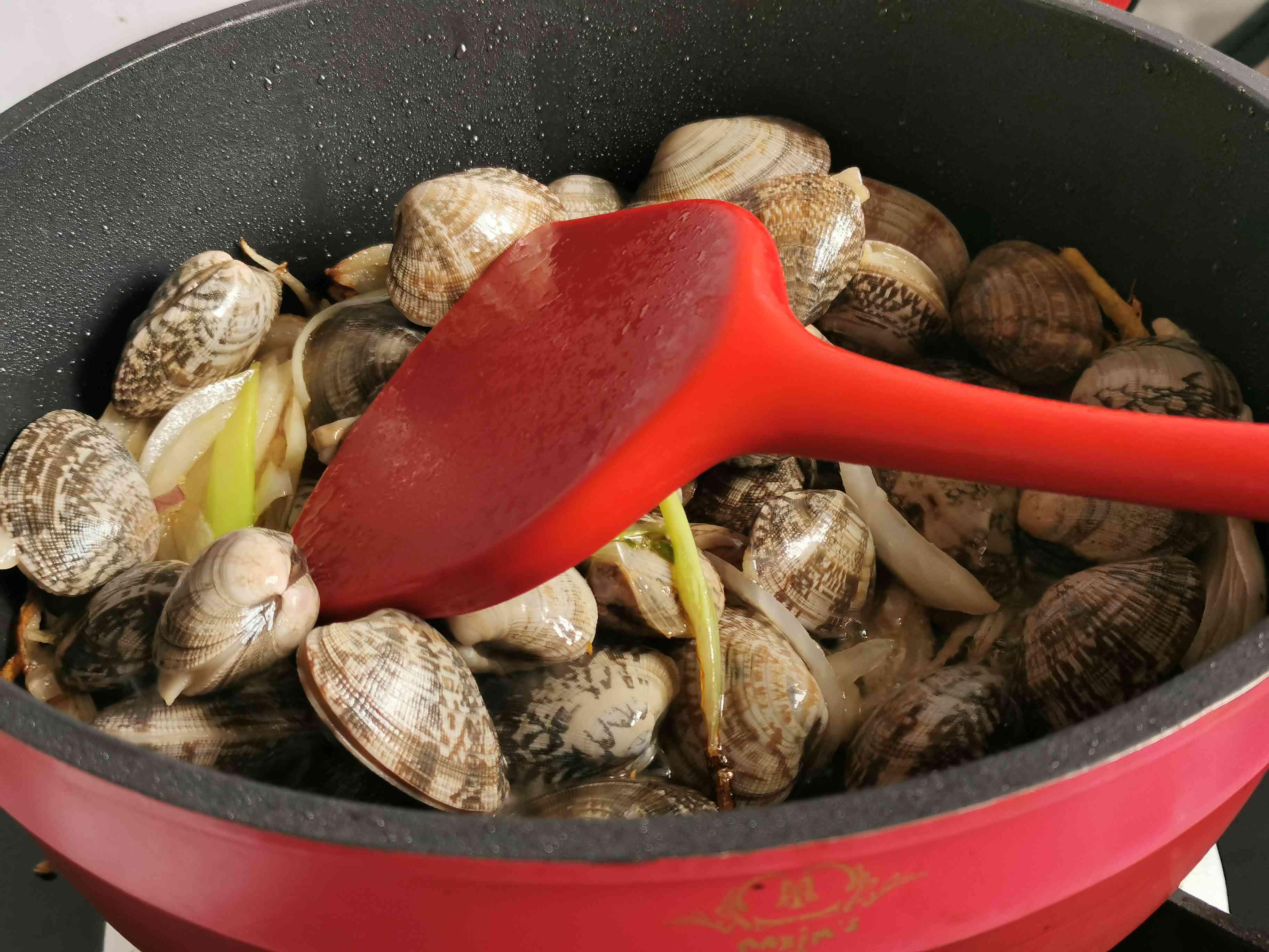 爆炒花甲的做法-家常味炒菜譜