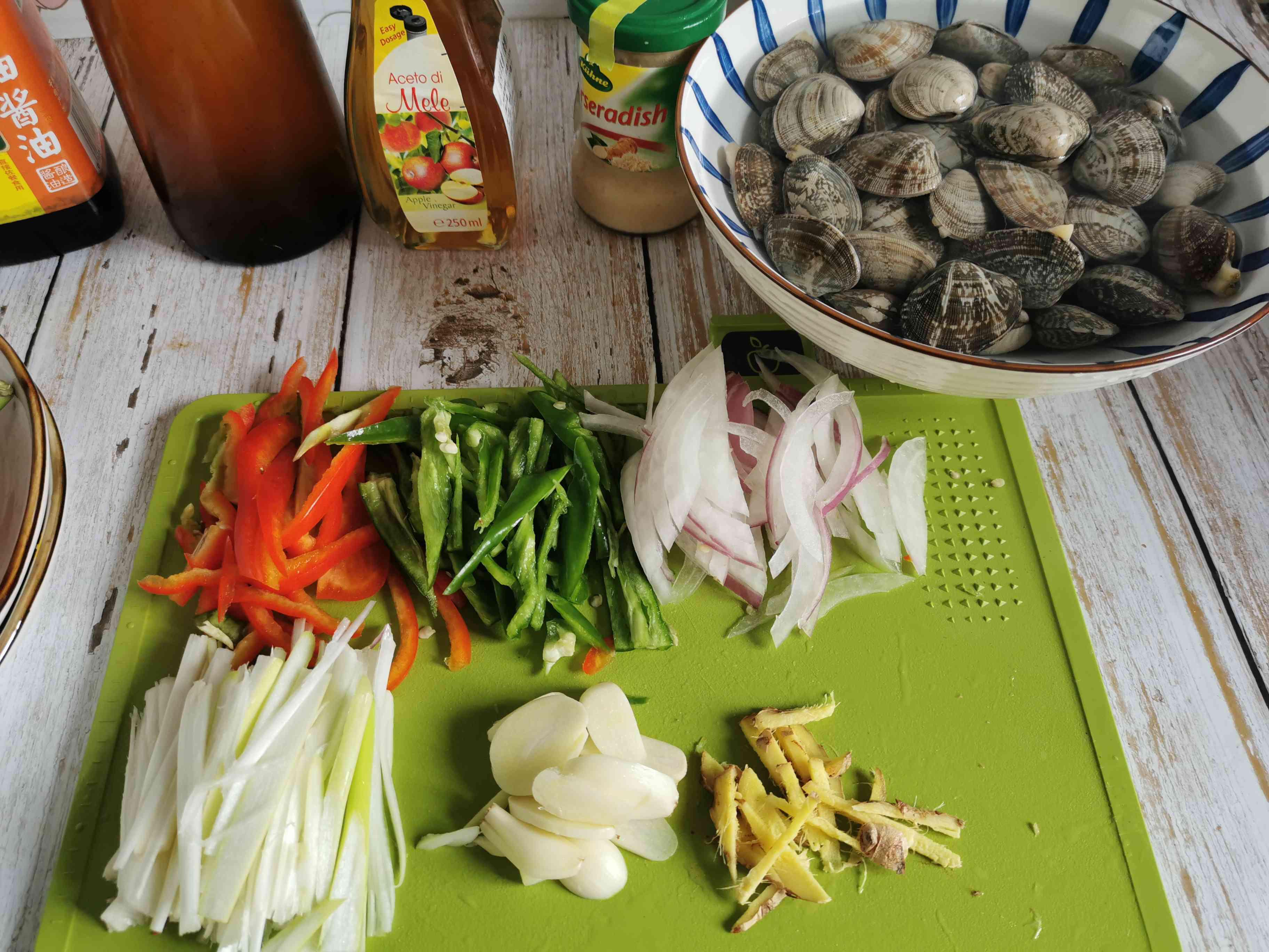 爆炒花甲的做法-家常味炒菜譜