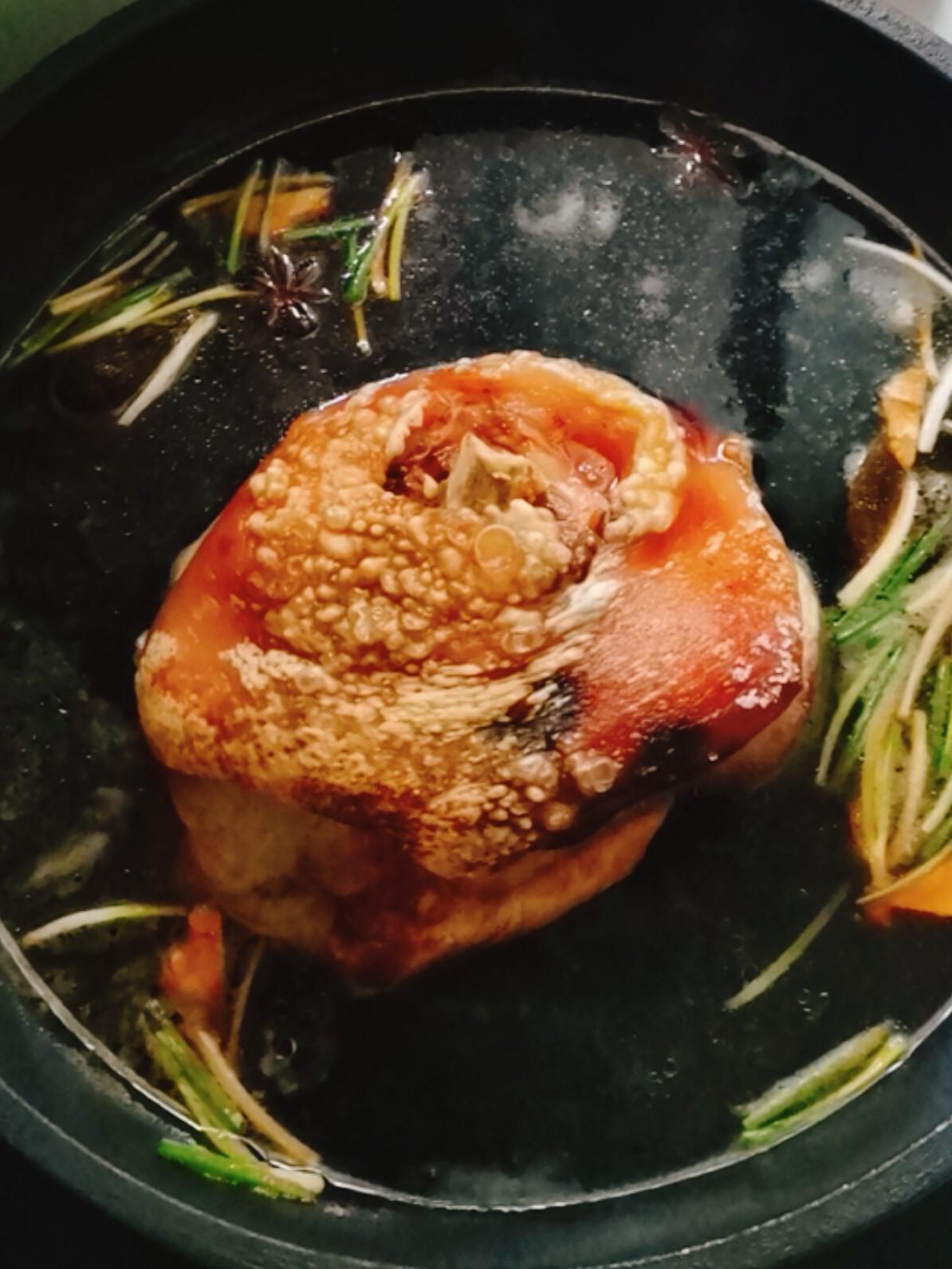 香鹵肘子的做法-咸鮮味鹵菜譜