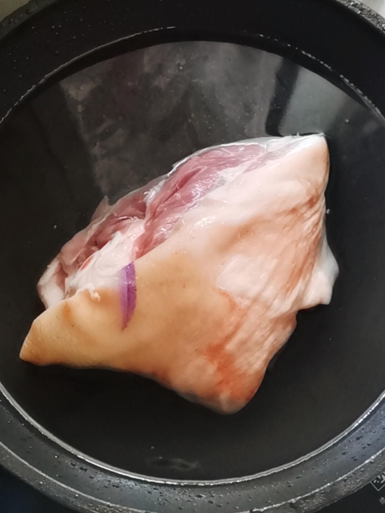 香鹵肘子的做法-咸鮮味鹵菜譜