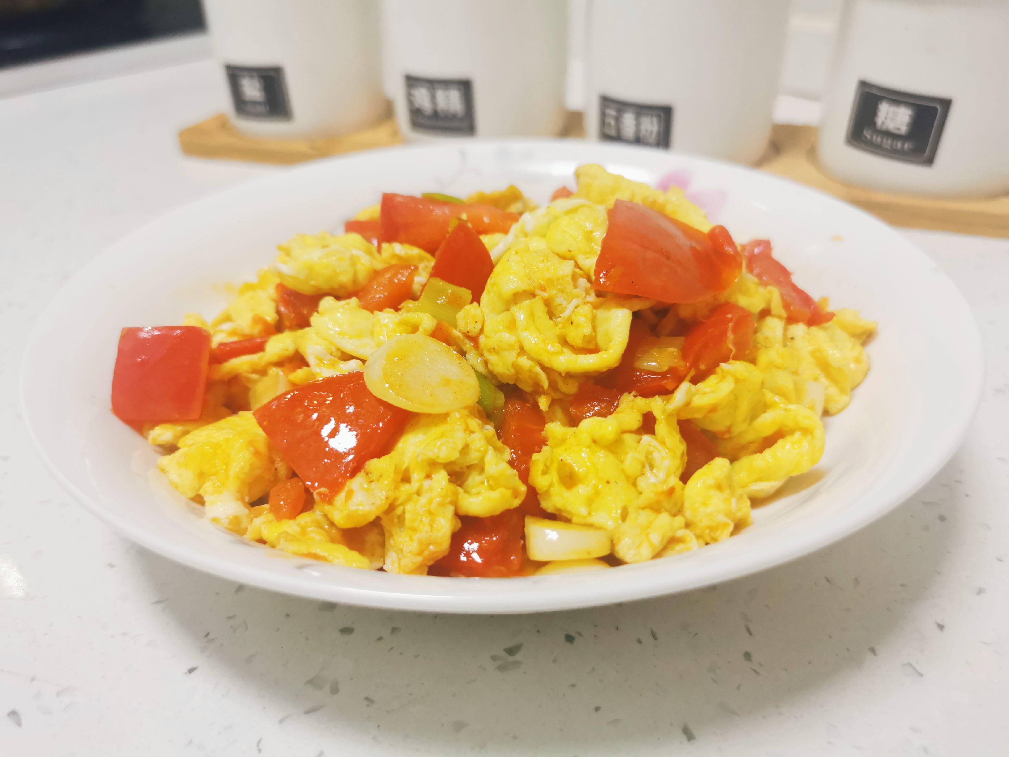 下飯神菜～西紅柿炒雞蛋，大蒜和白糖是提味的關鍵的做法-家常味炒菜譜