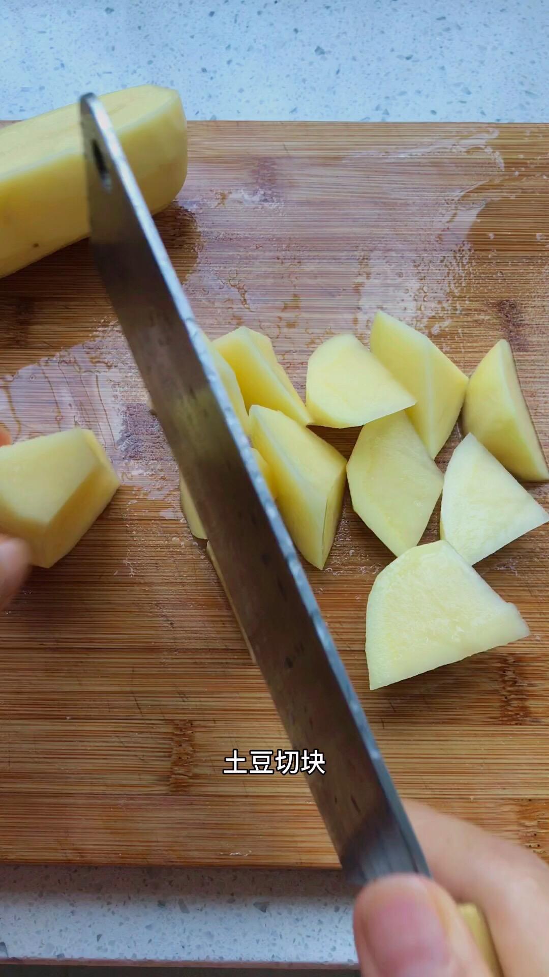 鮮香下飯的土豆燜雞腿的做法-家常味燜菜譜