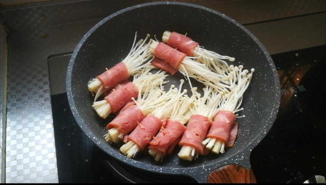 夜宵啤酒的絕配～培根金針菇卷的做法-其它口味煎菜譜