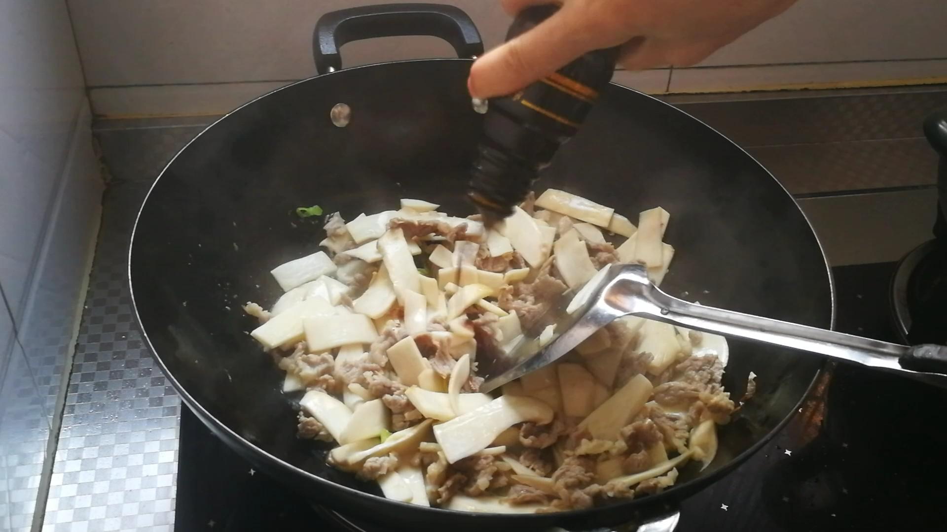 黑椒牛肉炒杏鮑菇的做法-黑椒味炒菜譜