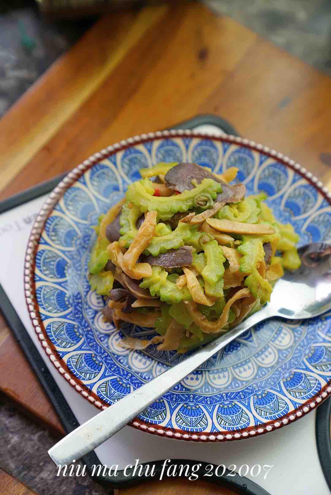 鴨胗炒苦瓜的做法-家常味炒菜譜