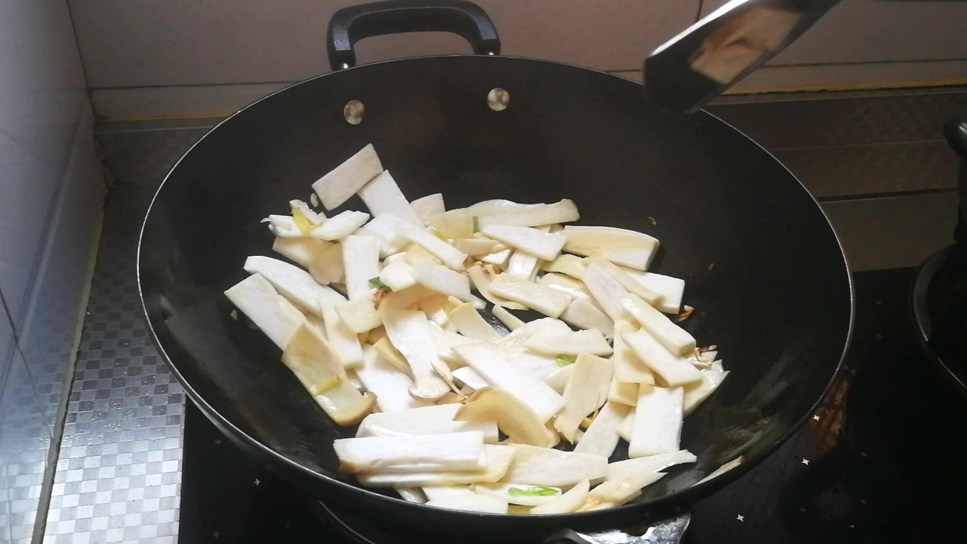 黑椒牛肉炒杏鮑菇的做法-黑椒味炒菜譜