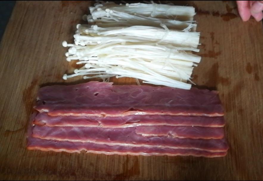 夜宵啤酒的絕配～培根金針菇卷的做法-其它口味煎菜譜