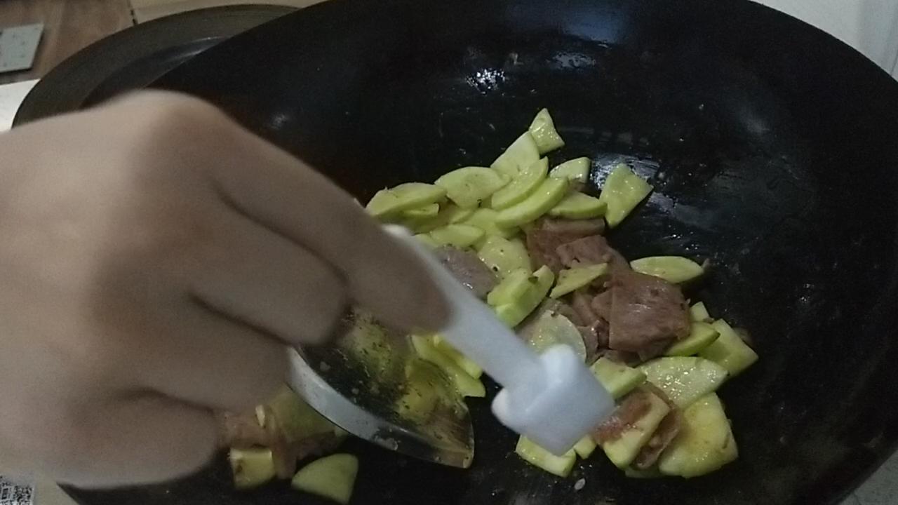午餐肉炒西葫蘆的做法-咸鮮味炒菜譜