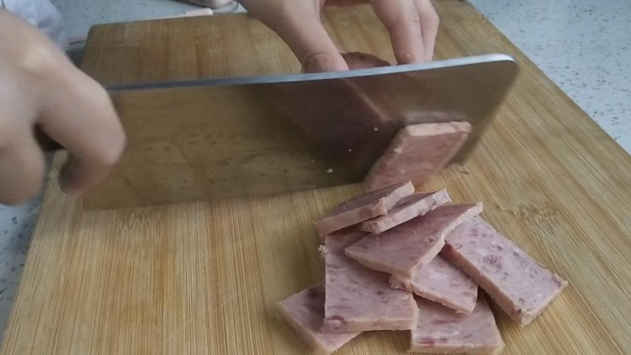 午餐肉炒西葫蘆的做法-咸鮮味炒菜譜