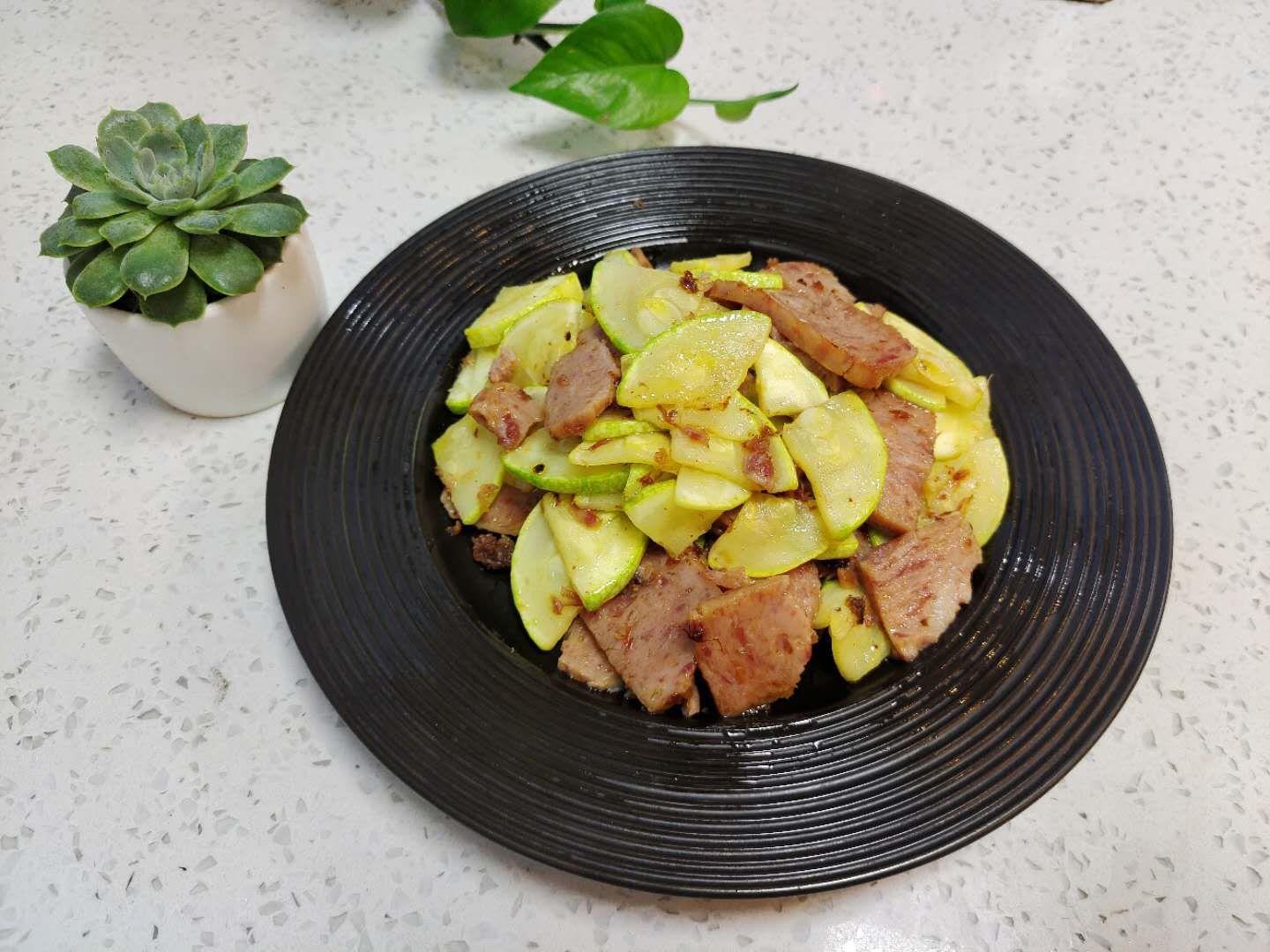 午餐肉炒西葫蘆的做法-咸鮮味炒菜譜
